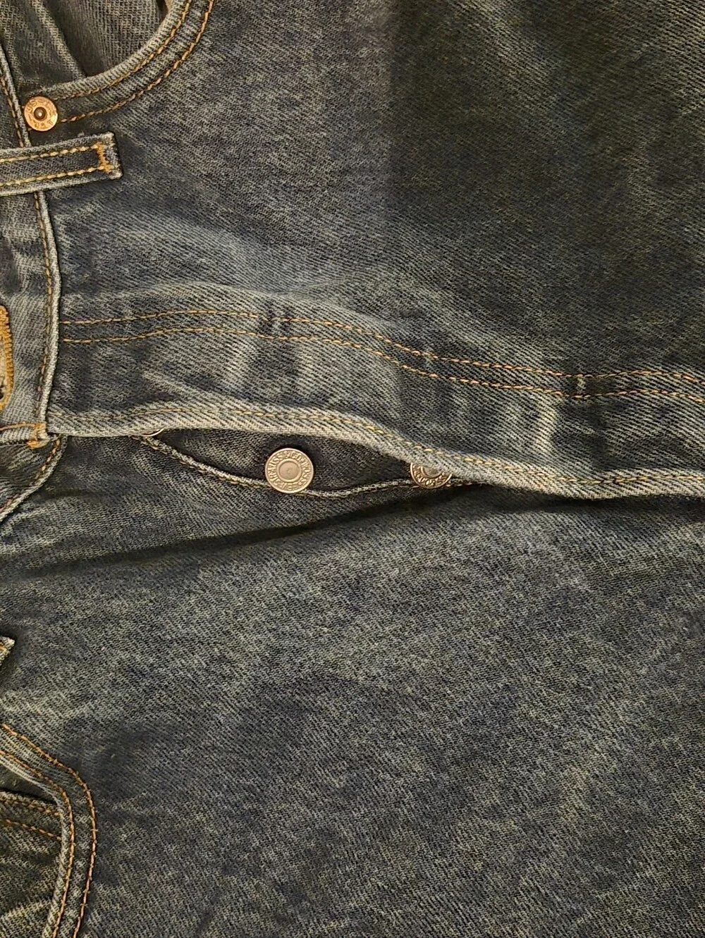 Levi's Men's Blue Denim Jeans - Classic Back Pocket Design